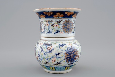 Een twee-delig Chinees doucai vaasje met decor van lotus scrolls, 19/20e eeuw