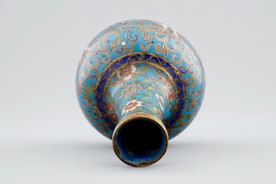 A Chinese cloisonne tianqiuping bottle vase, 18/19th C.