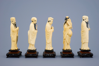 Un lot de 5 immortels en ivoire sculpt&eacute; sur socles en bois, 19&egrave;me