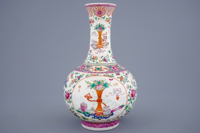 Un vase de forme bouteille en porcelaine de Chine famille rose, 19/20&egrave;m