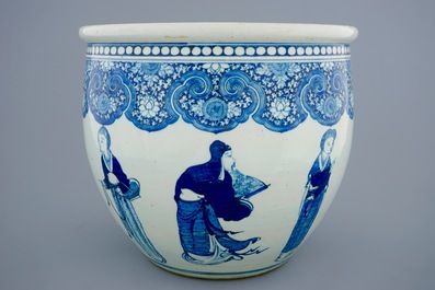 A Chinese blue and white fish bowl with large figures, 18/19th C.