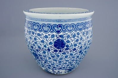 Un aquarium en porcelaine de Chine bleu et blanc &agrave; d&eacute;cor de fleurs, 19&egrave;me