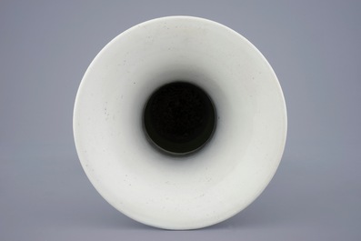 Un vase en porcelaine de Chine famille verte aux fleurs et oiseaux, Kangxi