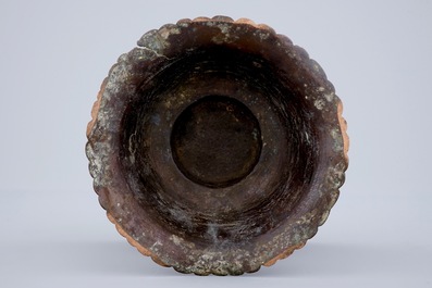 Een Chinese bronzen coupe in de vorm van een lotusbloem, vroege Qing Dynastie
