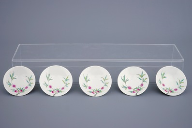 Een set van 9 Chinese famille rose kommetjes met perzikendecor, Guangxu merk en periode