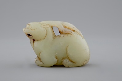 Een Chinees celadon jade snijwerk van een mythologisch hert, 18/19e eeuw