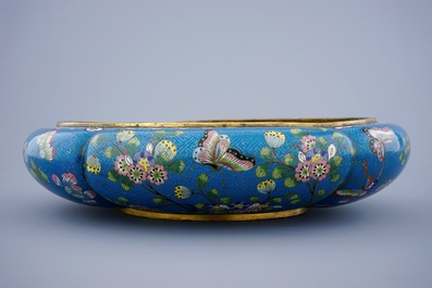 A Chinese cloisonn&eacute; shallow oval basin, 19th C.