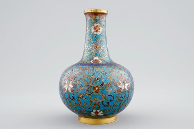 A Chinese cloisonne tianqiuping bottle vase, 18/19th C.