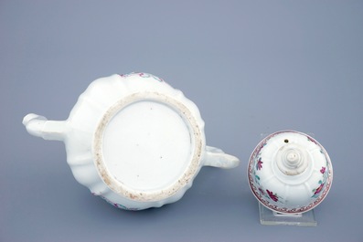 Een Chinese famille rose theepot met wapen voor de Nederlandse markt, Qianlong, 18e eeuw