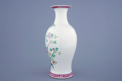 A fine Chinese famille rose vase with floral design, 19/20th C.