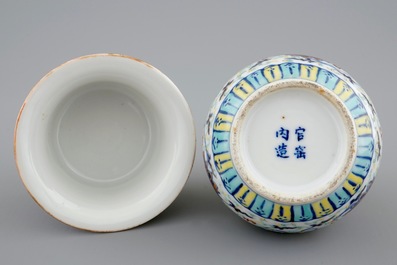 Een twee-delig Chinees doucai vaasje met decor van lotus scrolls, 19/20e eeuw