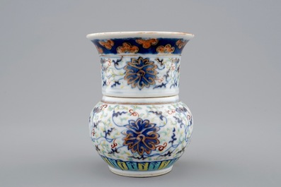 Een twee-delig Chinees doucai vaasje met decor van lotus scrolls, 19/20e eeuw