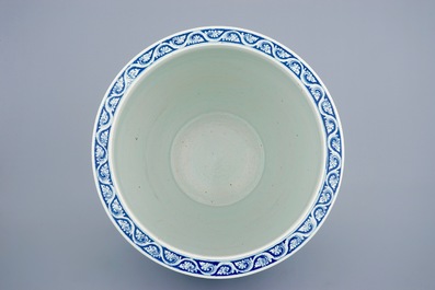 Un aquarium en porcelaine de Chine bleu et blanc &agrave; d&eacute;cor de fleurs, 19&egrave;me