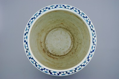 A Chinese blue and white fish bowl with large figures, 18/19th C.