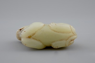 Een Chinees celadon jade snijwerk van een mythologisch hert, 18/19e eeuw