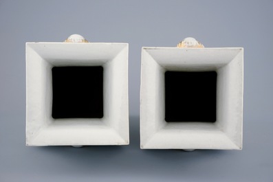 A fine pair of Chinese famille rose square vases, 19/20th C.