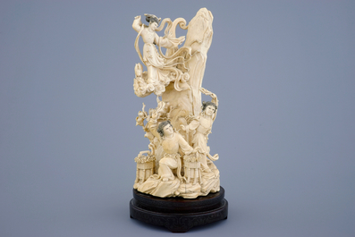 Un groupe de Chang'e avec 2 filles en ivoire sculpt&eacute; sur socle, Chine, 19/20&egrave;me