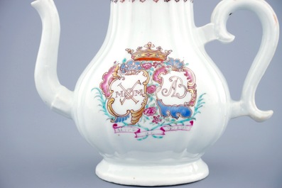Een Chinese famille rose theepot met wapen voor de Nederlandse markt, Qianlong, 18e eeuw