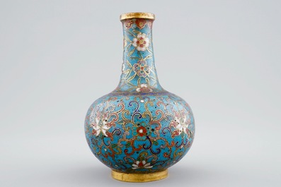 A Chinese cloisonne tianqiuping bottle vase, 18/19th C.