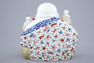 A large Chinese famille rose porcelain Buddha, 19/20th C.