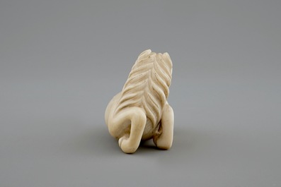 Un netsuke sign&eacute; en ivoire en forme d'un cheval, Japon, 19&egrave;me