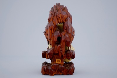 Une figure de Guanyin en pierre de savon sur socle en bois sculpt&eacute;, 18/19&egrave;me