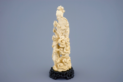 Un groupe d'immortels en ivoire sculpt&eacute; sur socle en bois sculpt&eacute;, d&eacute;but du 19&egrave;me