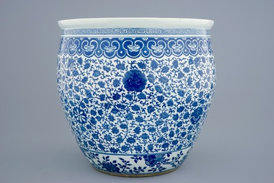 Un aquarium en porcelaine de Chine bleu et blanc &agrave; d&eacute;cor de fleurs, 19&egrave;me