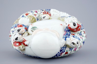 A large Chinese famille rose porcelain Buddha, 19/20th C.