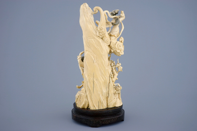 Un groupe de Chang'e avec 2 filles en ivoire sculpt&eacute; sur socle, Chine, 19/20&egrave;me