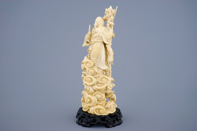 Un groupe d'immortels en ivoire sculpt&eacute; sur socle en bois sculpt&eacute;, d&eacute;but du 19&egrave;me