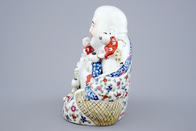 A large Chinese famille rose porcelain Buddha, 19/20th C.