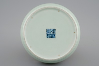 Een Chinese celadon penselenwasser, Qianlong merk en periode