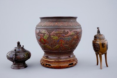 Deux br&ucirc;le-parfums et une jardini&egrave;re en cloisonn&eacute;, Chine, 19/20&egrave;me