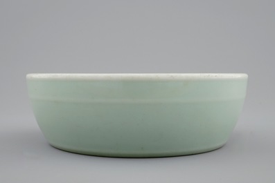 Een Chinese celadon penselenwasser, Qianlong merk en periode