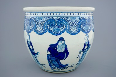 A Chinese blue and white fish bowl with large figures, 18/19th C.