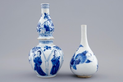 Twee kleine Chinese blauw-witte vaasjes, Kangxi