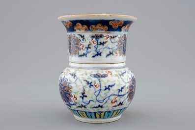 Een twee-delig Chinees doucai vaasje met decor van lotus scrolls, 19/20e eeuw