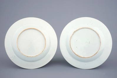 Une paire d'assiettes en porcelaine de Chine famille rose aux oiseaux parmis fleurs, Yongzheng, 1723 - 1735