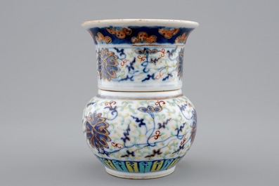 Een twee-delig Chinees doucai vaasje met decor van lotus scrolls, 19/20e eeuw