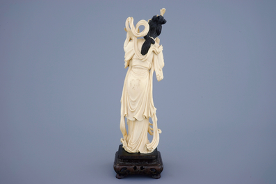 Une figure de Guanyin avec un oiseau en ivoire sculpt&eacute; sur socle en bois, 19&egrave;me