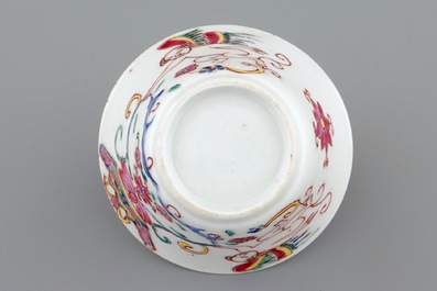 Een Chinese famille rose kop en schotel met gevleugelde putti, Yongzheng/Qianlong, 18e eeuw