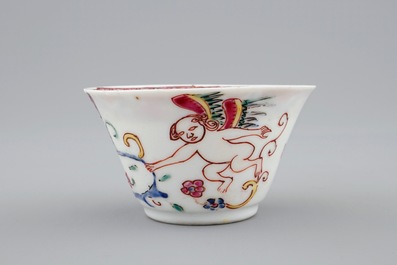 Een Chinese famille rose kop en schotel met gevleugelde putti, Yongzheng/Qianlong, 18e eeuw
