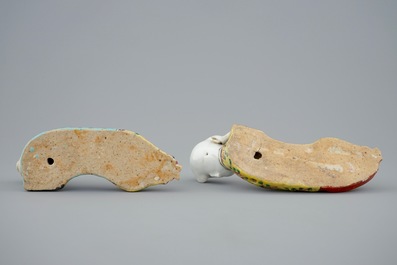 Deux paires de vases d'applique en porcelaine de Chine famille rose, Qianlong, 18&egrave;me