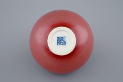 Un vase de forme globulaire en rouge monochrome, marque de Daoguang, 19/20&egrave;me