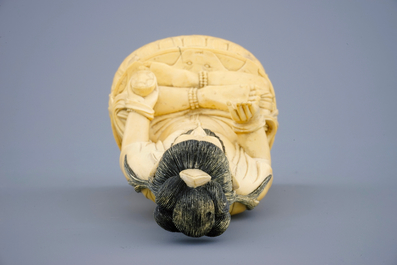 Une figure de Bouddha en ivoire sculpt&eacute;, Chine, 19&egrave;me