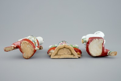 Two Chinese famille rose figures and a wall vase, 18/19th C.