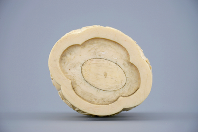 Un vase en ivoire sculpt&eacute; d'apr&egrave;s un mod&egrave;le archa&iuml;que sur socle en bois, 19&egrave;me