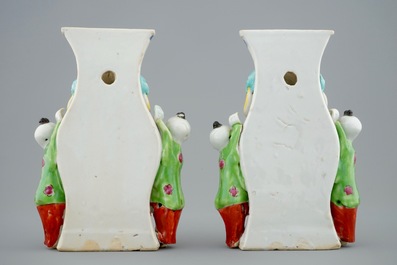 Deux paires de vases d'applique en porcelaine de Chine famille rose, Qianlong, 18&egrave;me