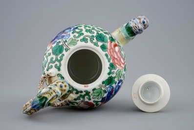 Een Chinese wucai theepot met draak als handgreep, Republiek, begin 20e eeuw